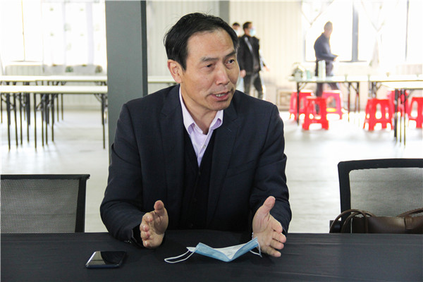 2003网站太阳集团钢构集团执行董事长孙关富坐镇现场担当总指挥_副本.jpg